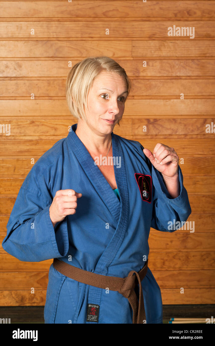 Reife Dame im Sportoutfit, mit Mundschutz, Ausbildung in Kiaido Ryu Kampfkunst Stockfoto