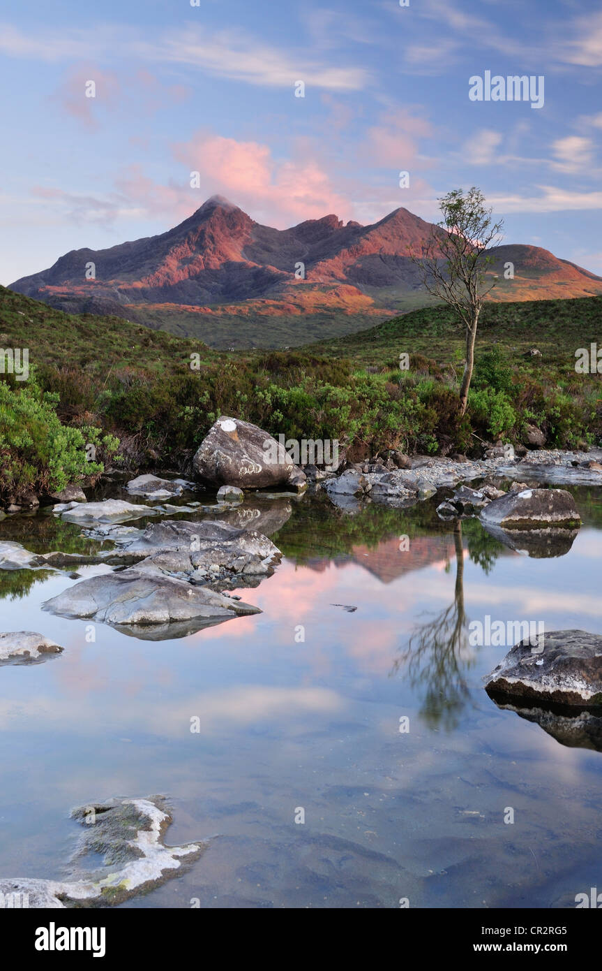 Spätabends Sonneneinstrahlung auf den zerklüfteten Gipfeln der Black Cuillin-Gebirgskette, entnommen Glen Sligachan, Isle Of Skye Stockfoto