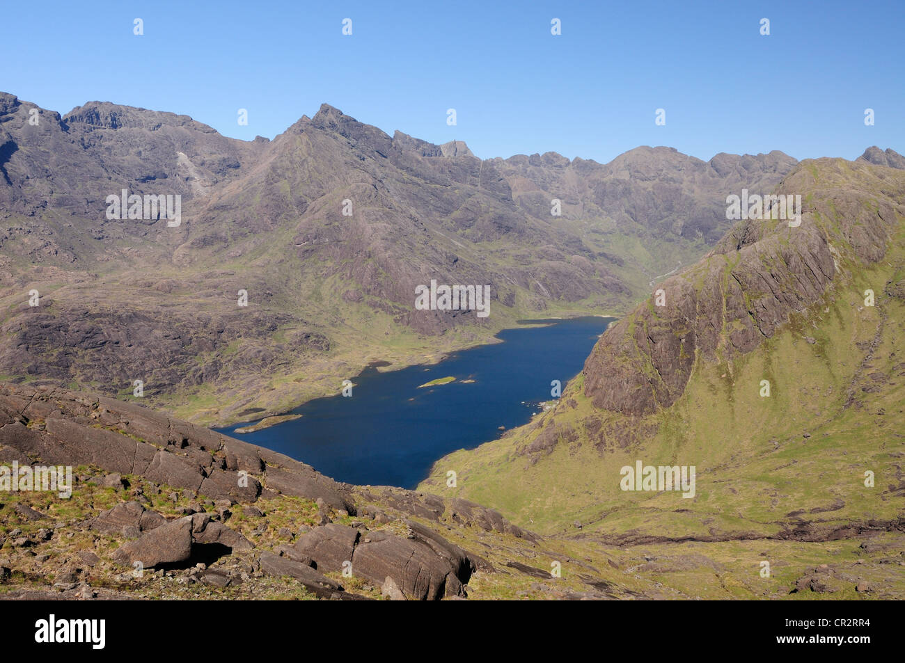 Blick über Loch Coruisk von den Hängen der Sgurr Na Stri gegenüber dem schroffen Grat der Black Cuillin, Isle Of Skye, Schottland Stockfoto