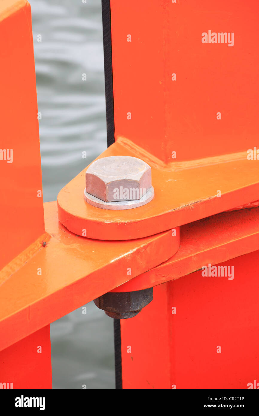 große orange Outdoor-niemand Metall Scharnierbolzen Stockfoto