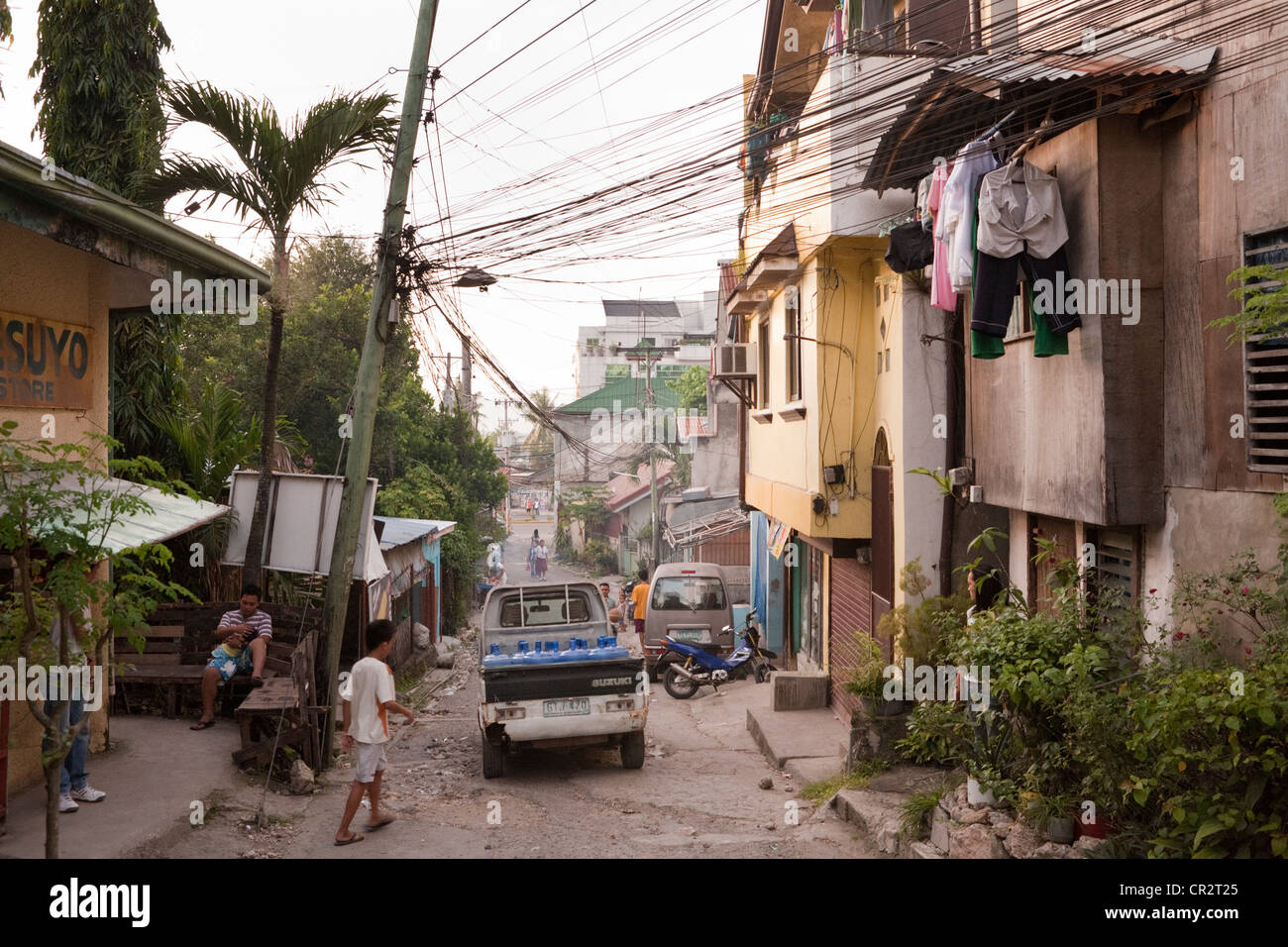 Eine typische Seitenstraße in Mactan Island, Lapu-Lapu City, Metro Cebu, Visayas, Philippinen. Stockfoto