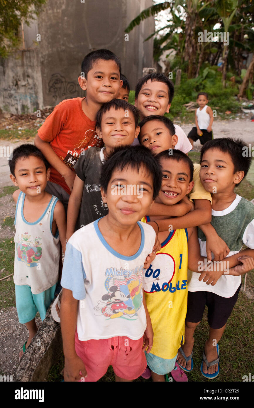 Philippinische Kinder spielen im Feld. Lapu-Lapu City, Metro Cebu Mactan Island, Visayas, Philippinen. Stockfoto