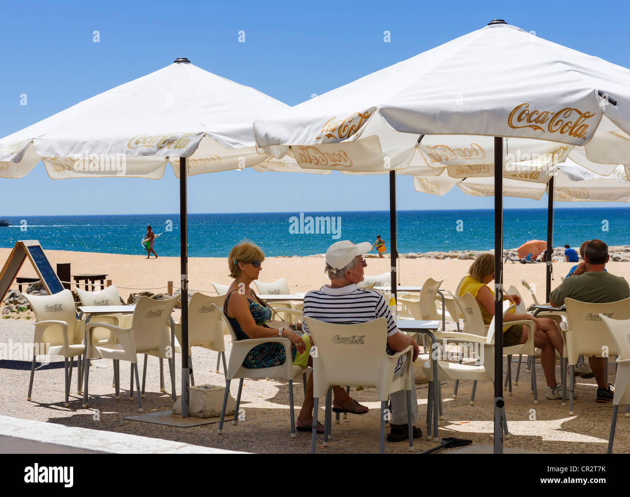 Strand-Café an der Strandpromenade in Quarteira, Algarve, Portugal Stockfoto