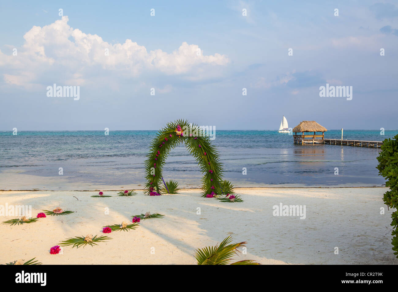 Ambergris Caye, Belize Strand Hochzeit Bogen, Segelboot und Pier Stockfoto