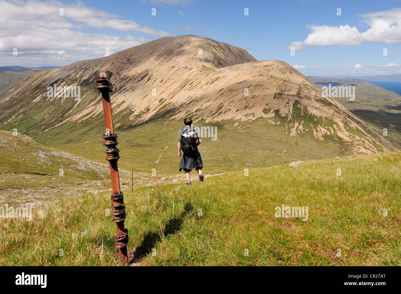 Walker absteigender Marsco in Richtung Coire Nan Laogh und Beinn Dearg Mheadhonach im Sommer, Isle Of Skye Stockfoto