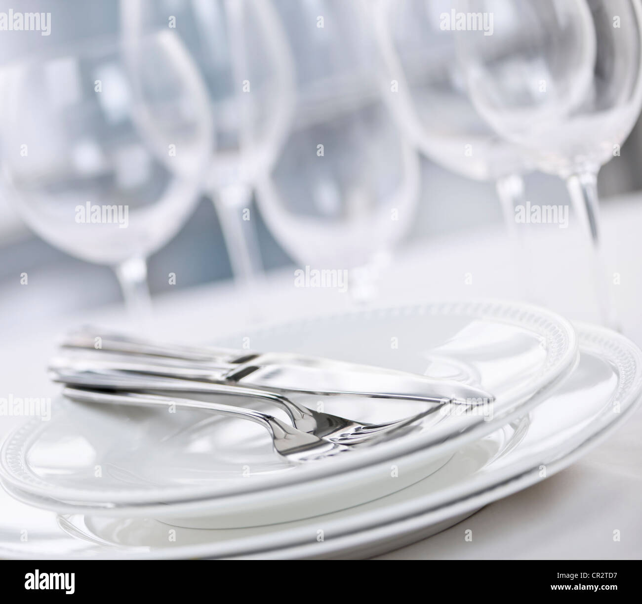 Elegantes Restaurant Tischdekoration mit Tellern, Besteck und Gläser Stockfoto