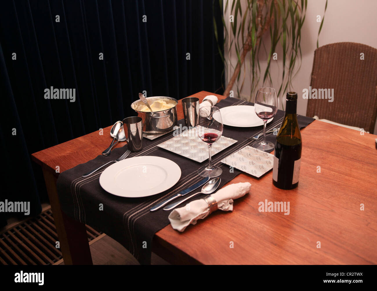 Tisch ist für zwei Personen zu Hause mit Gläser, Wein, Servietten und einen Topf mit gestampften Kartoffeln gesetzt Stockfoto