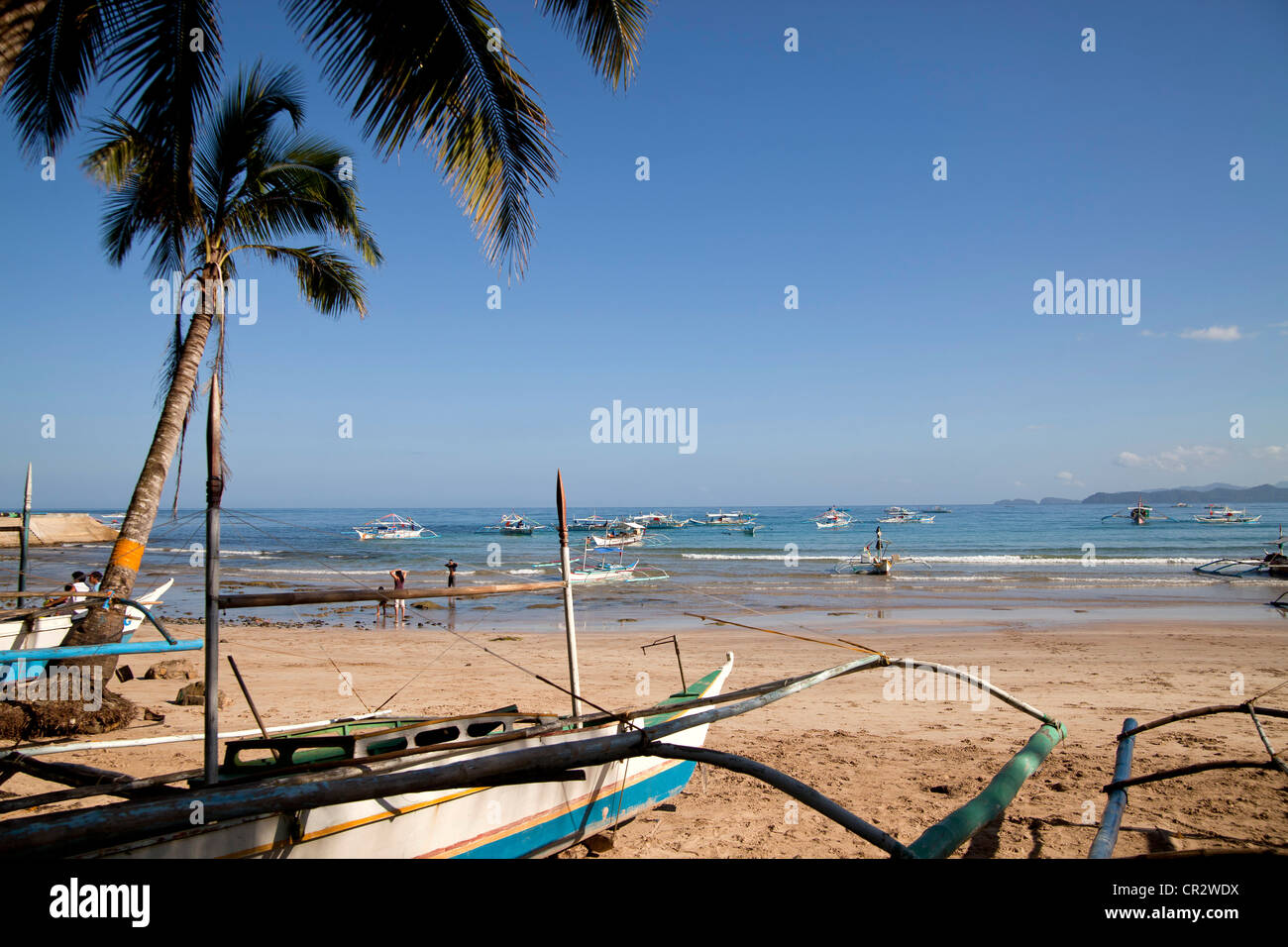 Angelboote/Fischerboote am Strand in Sabang, Palawan, Philippinen, Asien Stockfoto