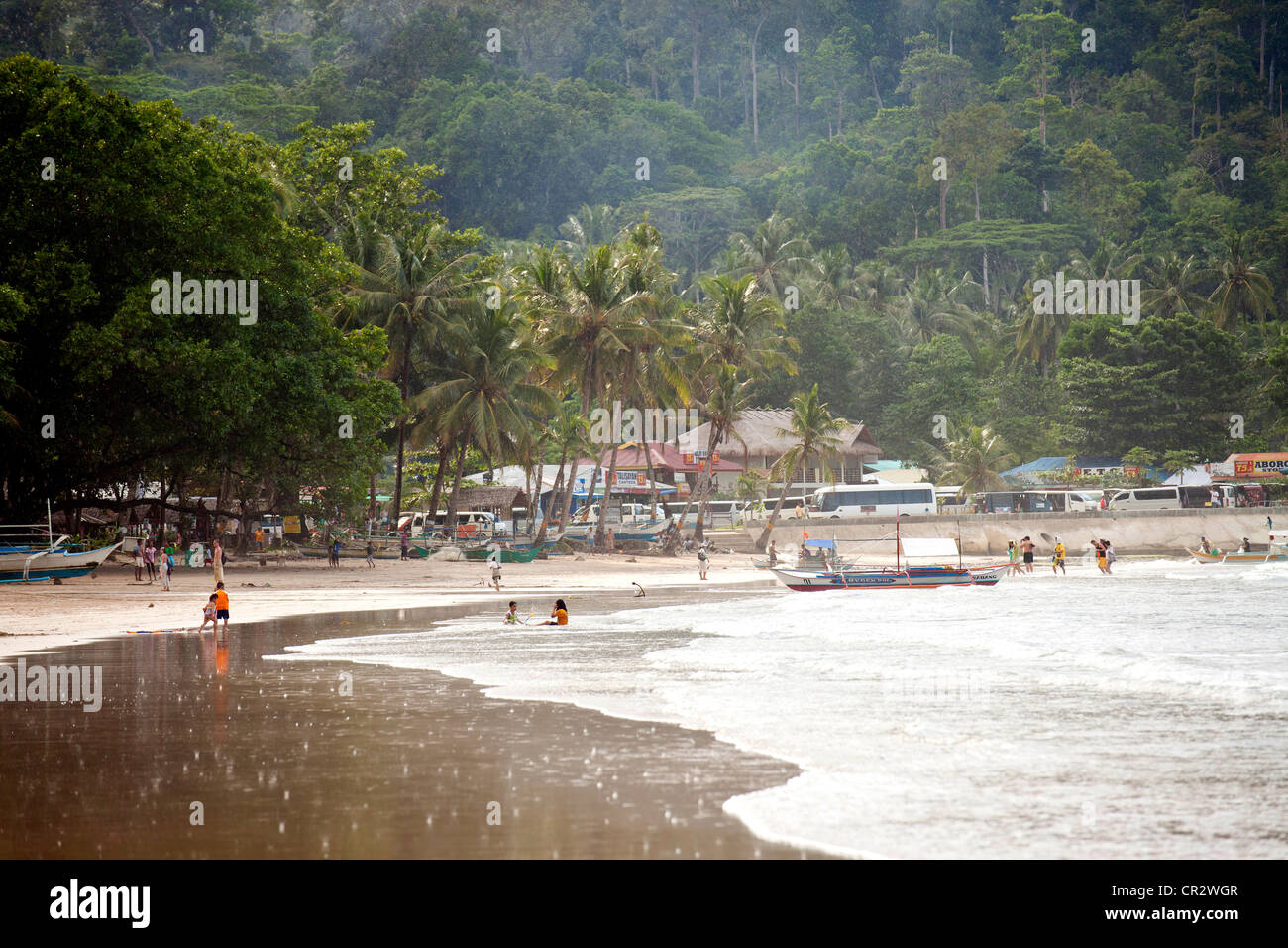 Regen und Gewitter über den Strand von Sabang, Palawan, Philippinen, Asien Stockfoto
