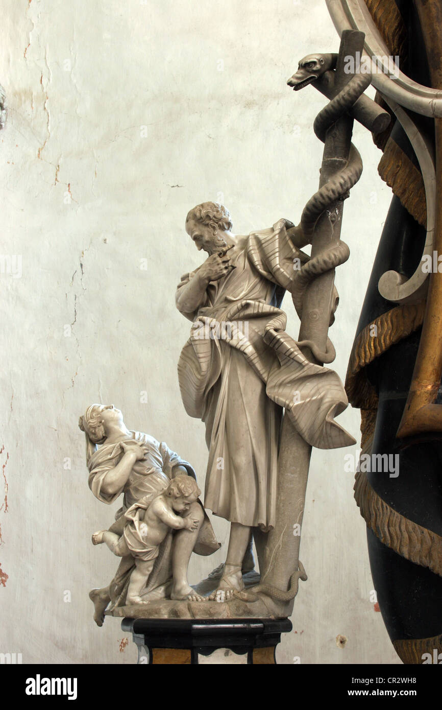 Moses hebt die kupferne Schlange Stockfoto