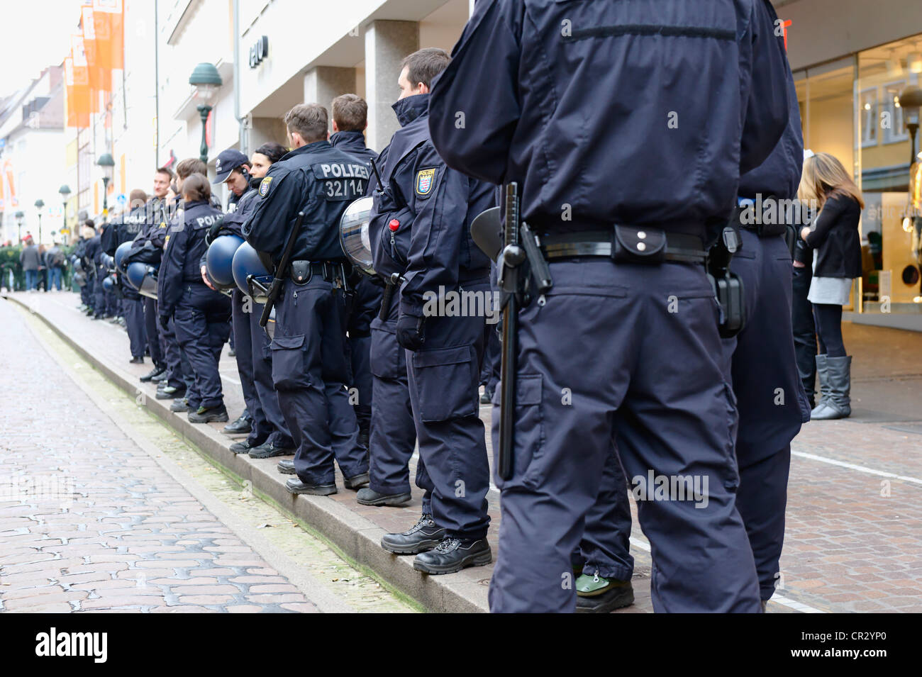 Eine Reihe von Polizisten, Demonstration gegen den NATO-Gipfel im Jahr 2009, freiburg, baden-württemberg, publicground Stockfoto