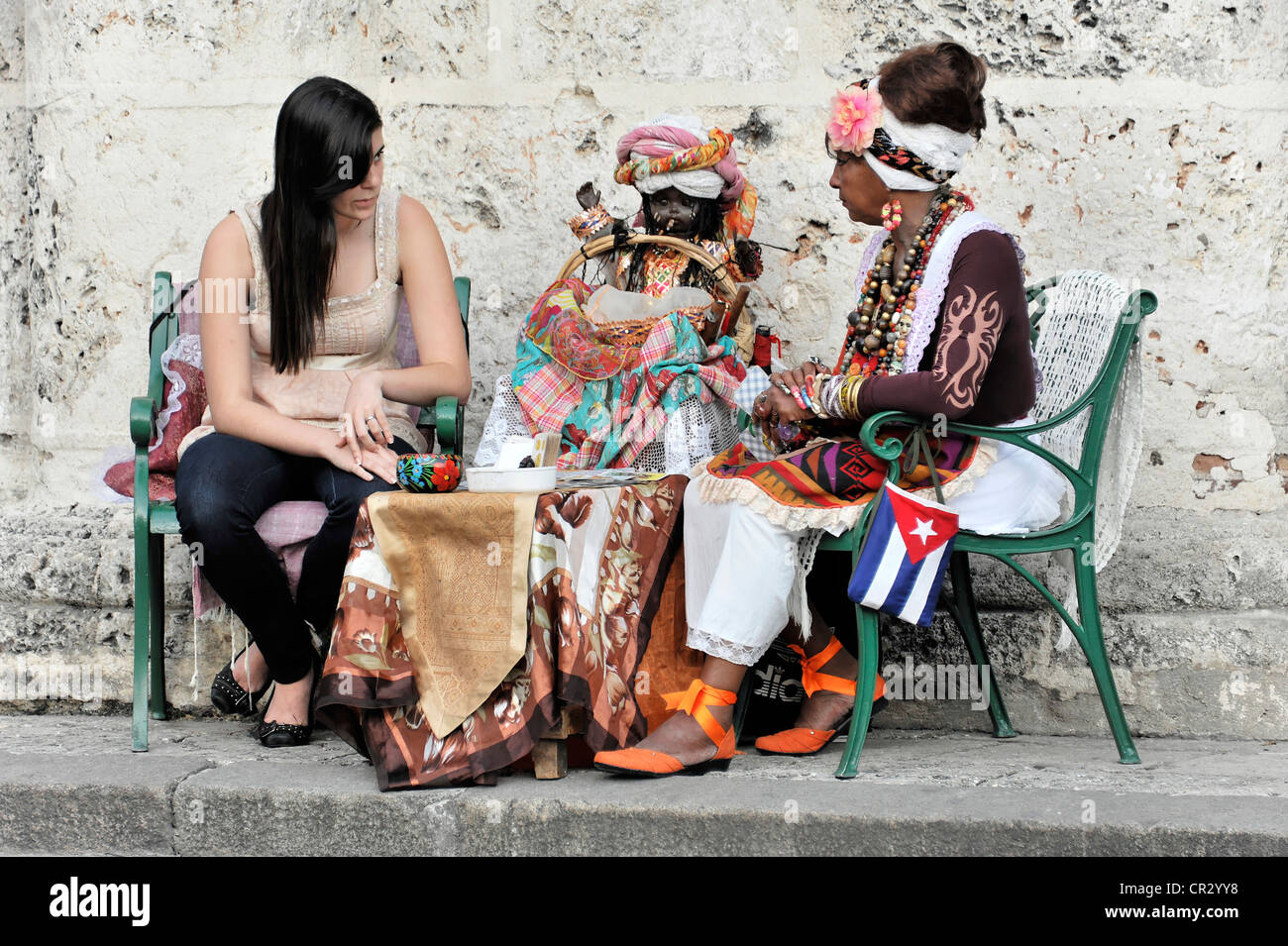 Wahrsagerin mit Tourist, Plaza De La Catedral, Havanna, Kuba, große Antillen, Karibik, Mittelamerika, Amerika Stockfoto