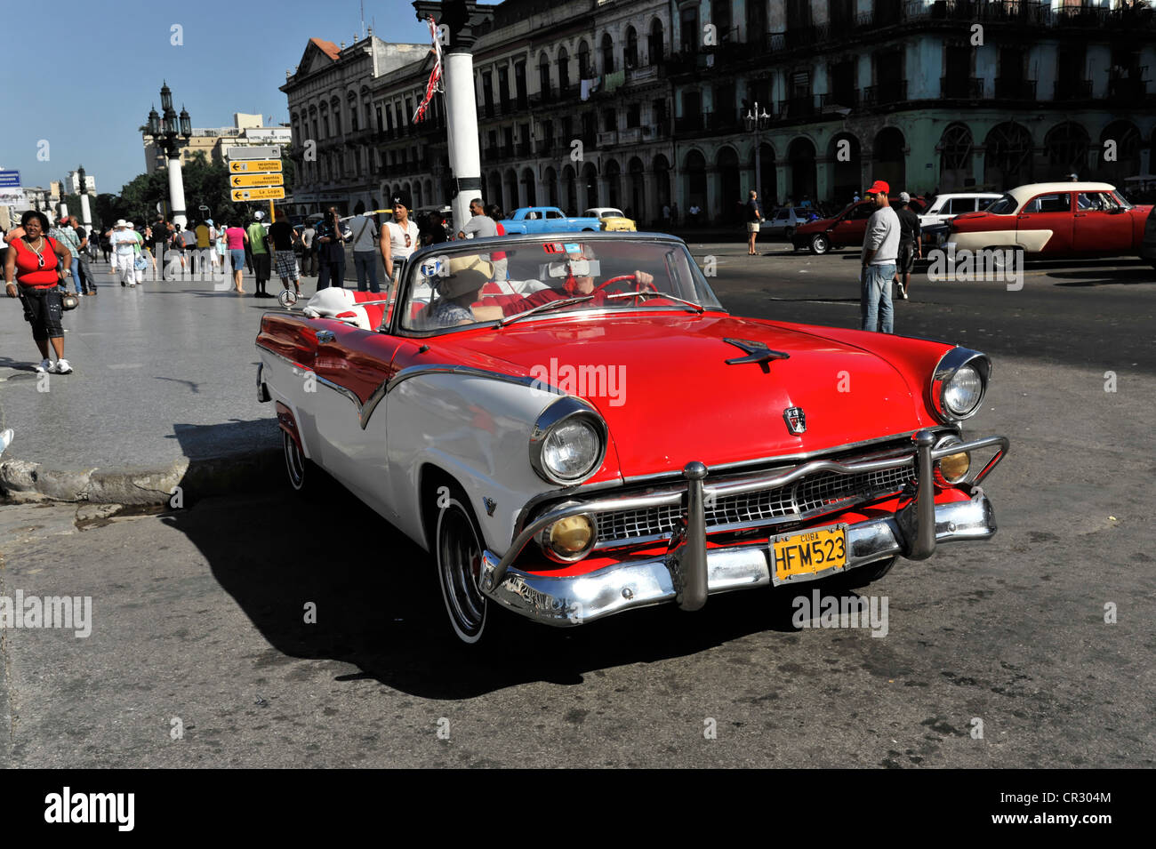 Ford Cabrio, Oldtimer Cabrio, 50er Jahre, in der Stadt im Zentrum von Havanna, Centro Habana, Cuba, große Antillen, Karibik Stockfoto