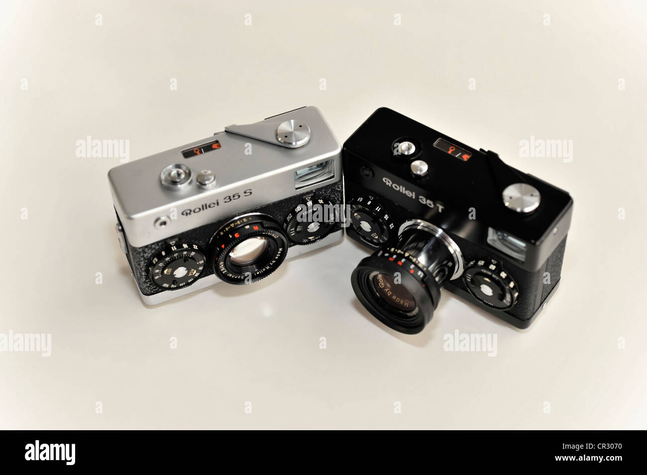 Analog oder Film-Kameras, Rollei 35, Rollei 35 s, links und Rollei 35 t, Recht, Miniatur-Sucher-Kamera, gebaut von 1966 Stockfoto