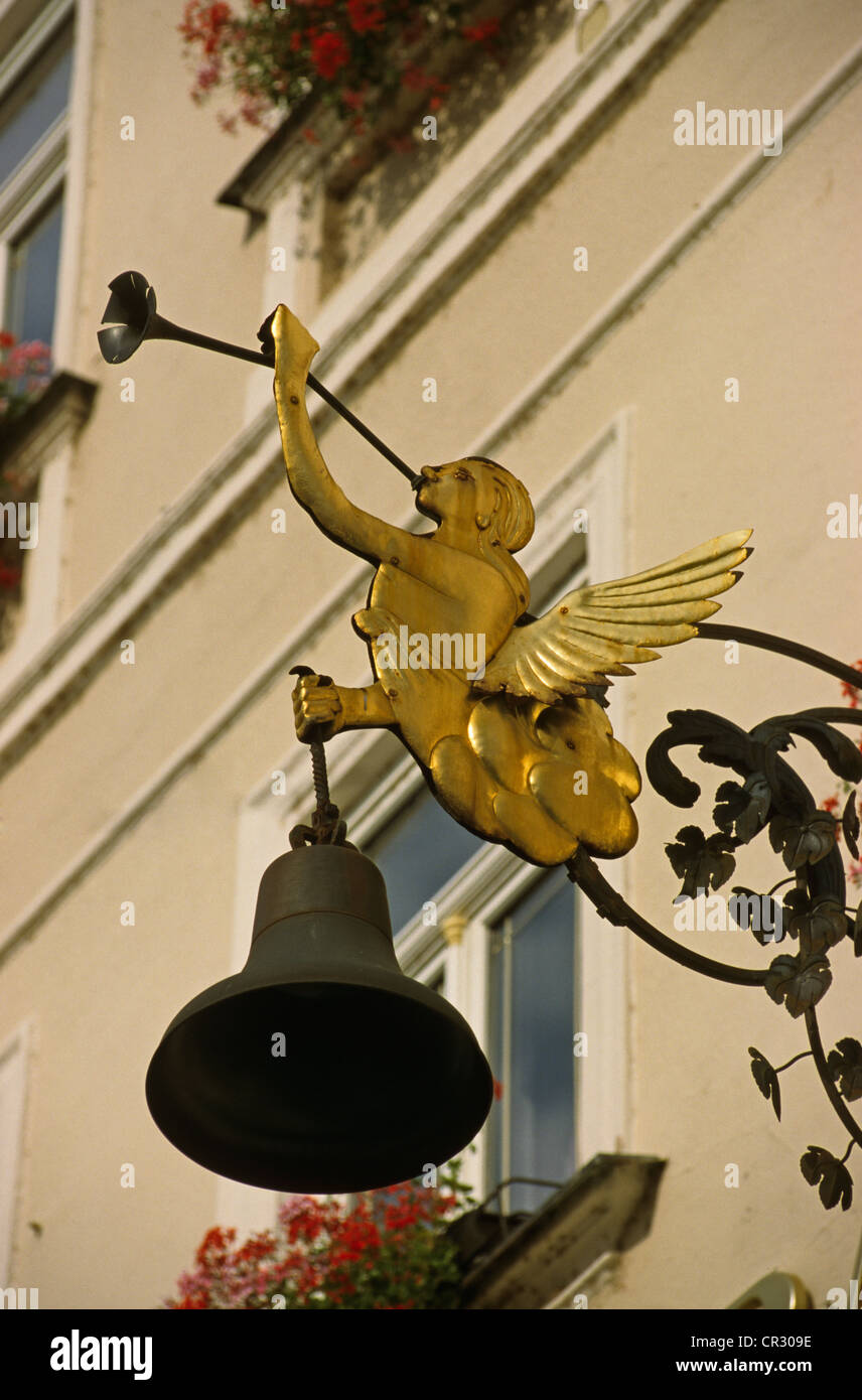 Tschechische Republik, südliche böhmische, Ceske Budejovice, Town Hall Square, shop-Zeichen Stockfoto