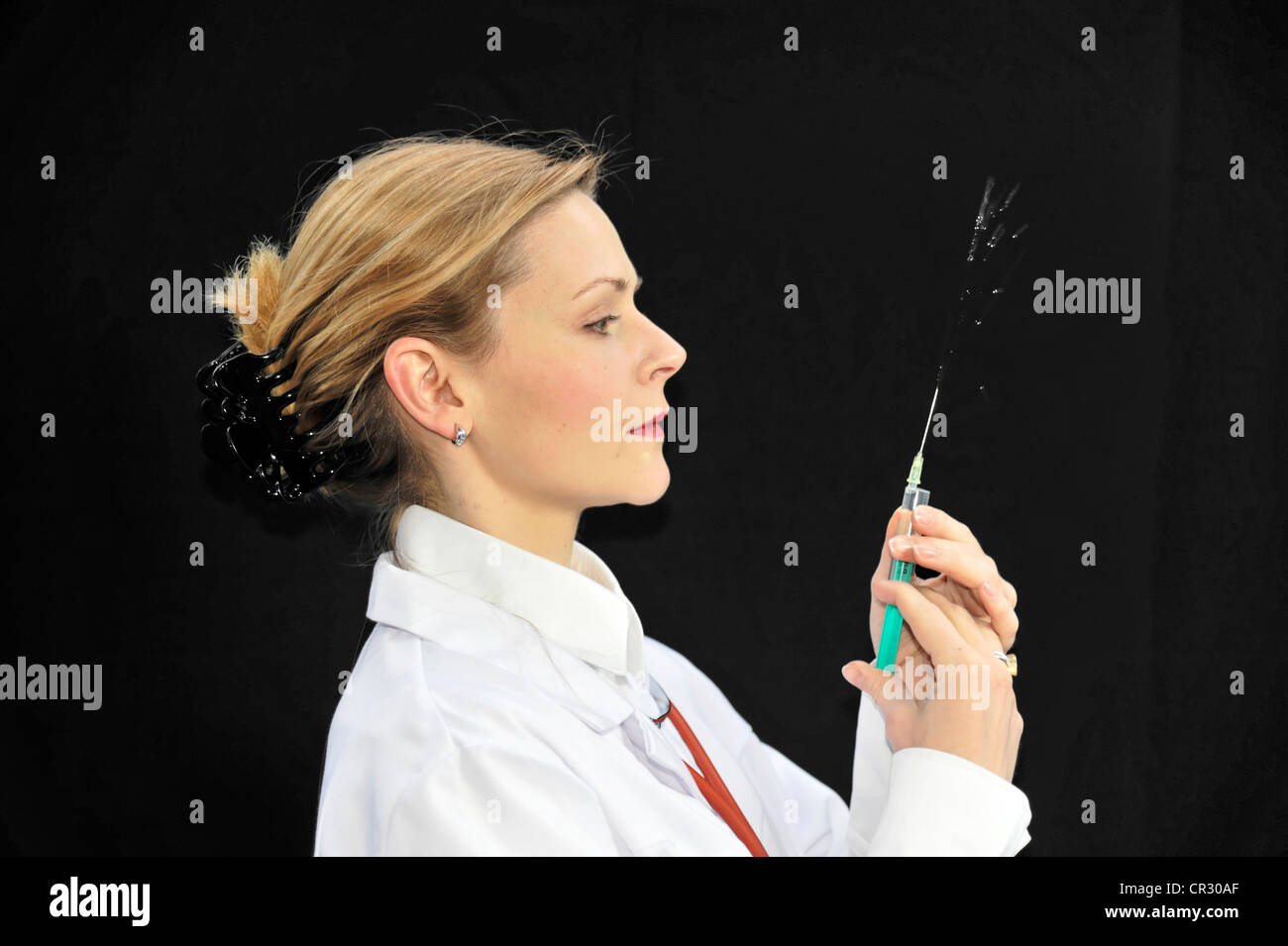 Assistenzärztin, junger Arzt eine Spritze vorbereiten Stockfotografie Alamy