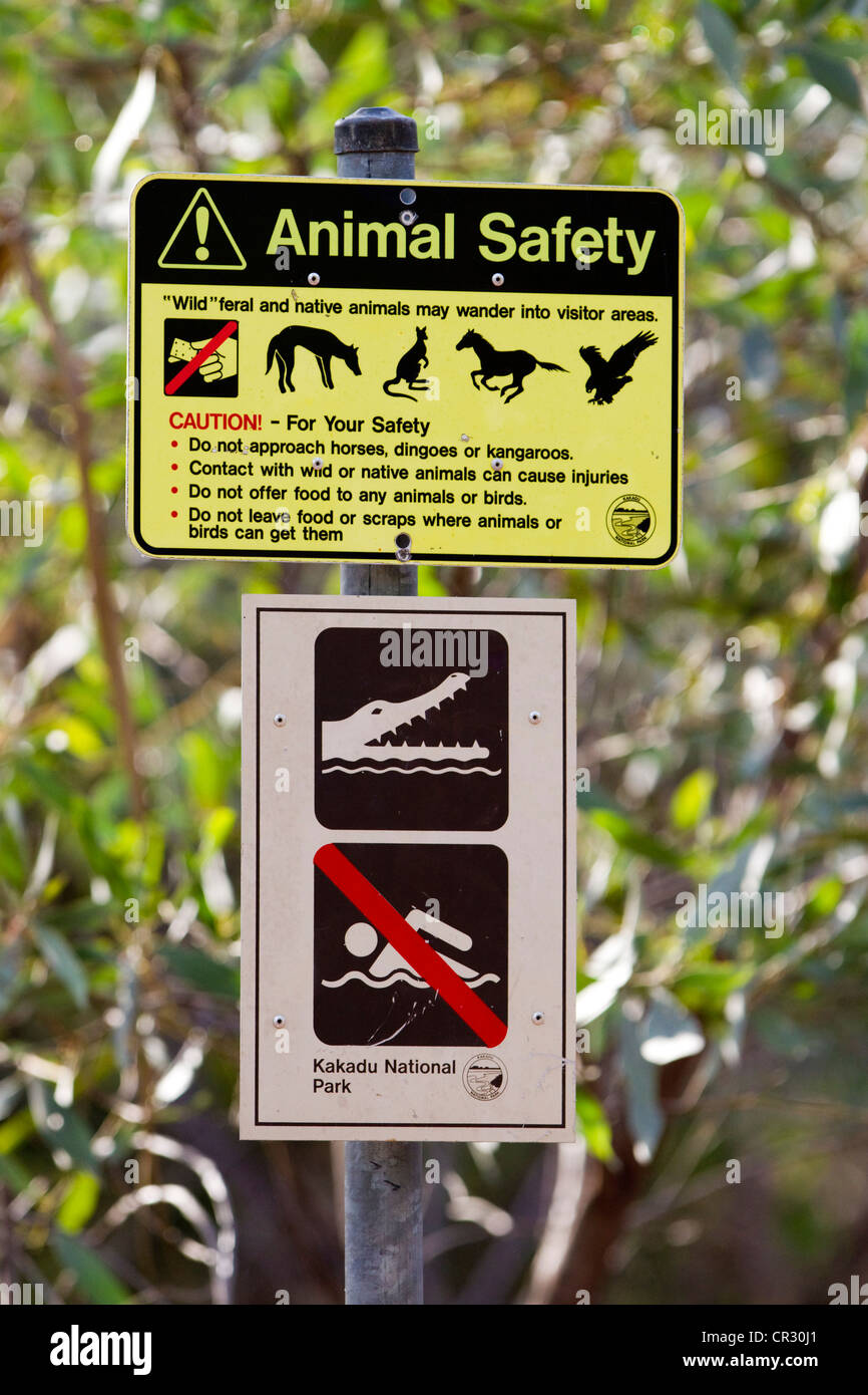 Warnschild, tierische Safty, kein Schwimmen wegen der Krokodile, Kakadu-Nationalpark, Northern Territory, Australien Stockfoto