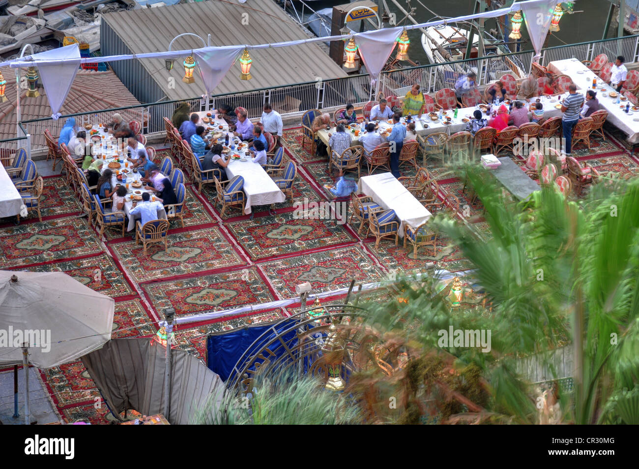 Ramadan in Kairo, sammeln Ägypter in einem Restaurant, bei Sonnenuntergang das Fasten zu brechen. Stockfoto