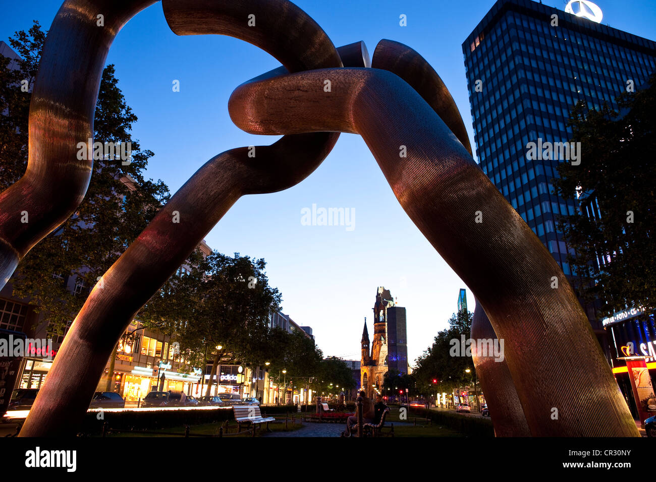 Deutschland, Berlin, Bezirk Charlottenburg, Kurfürstendamm (Ku Damm) Avenue, Skulptur als Symbol für die Wiedervereinigung der Stadt Stockfoto