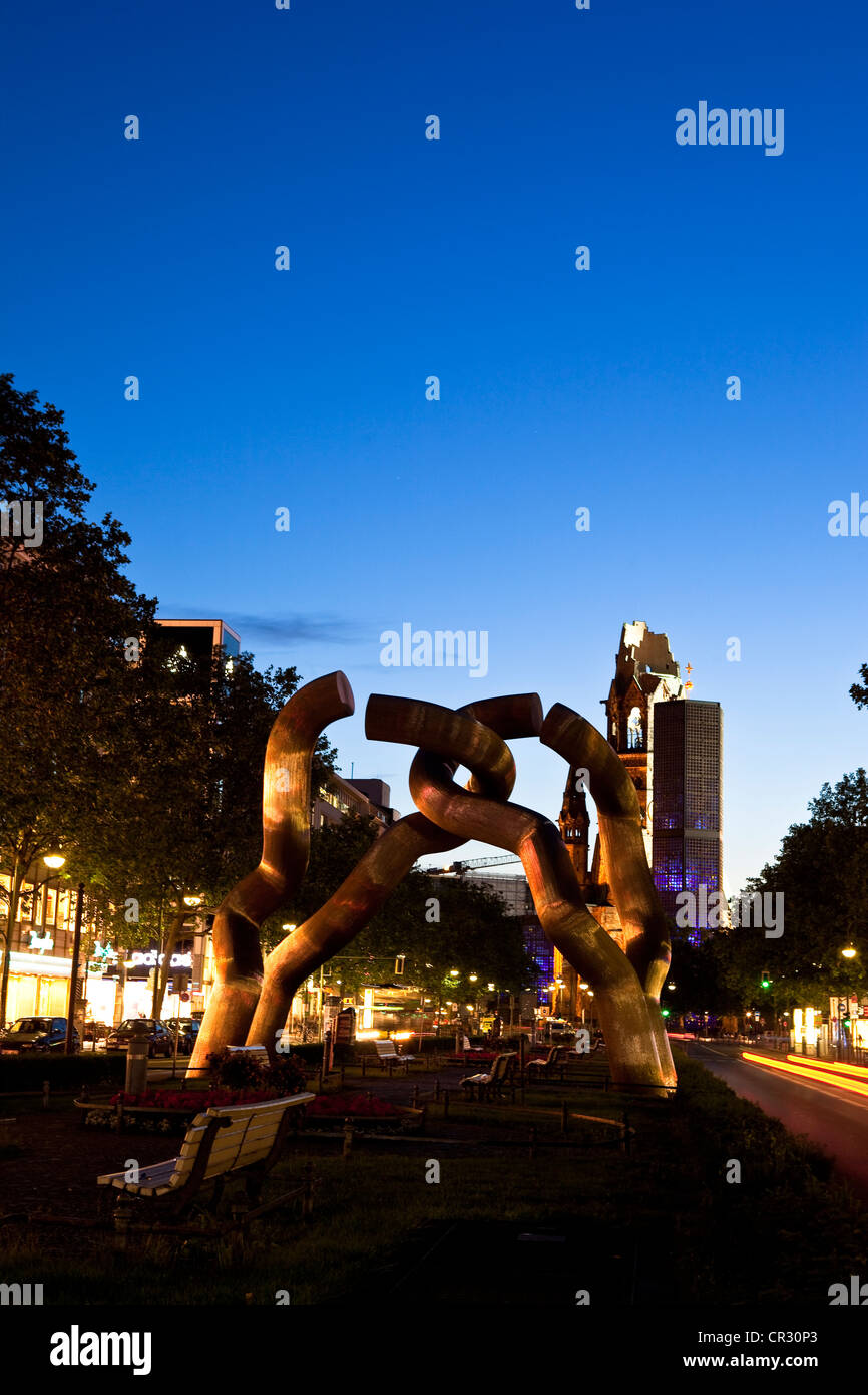 Deutschland, Berlin, Bezirk Charlottenburg, Kurfürstendamm (Ku Damm) Avenue, Skulptur als Symbol für die Wiedervereinigung der Stadt Stockfoto