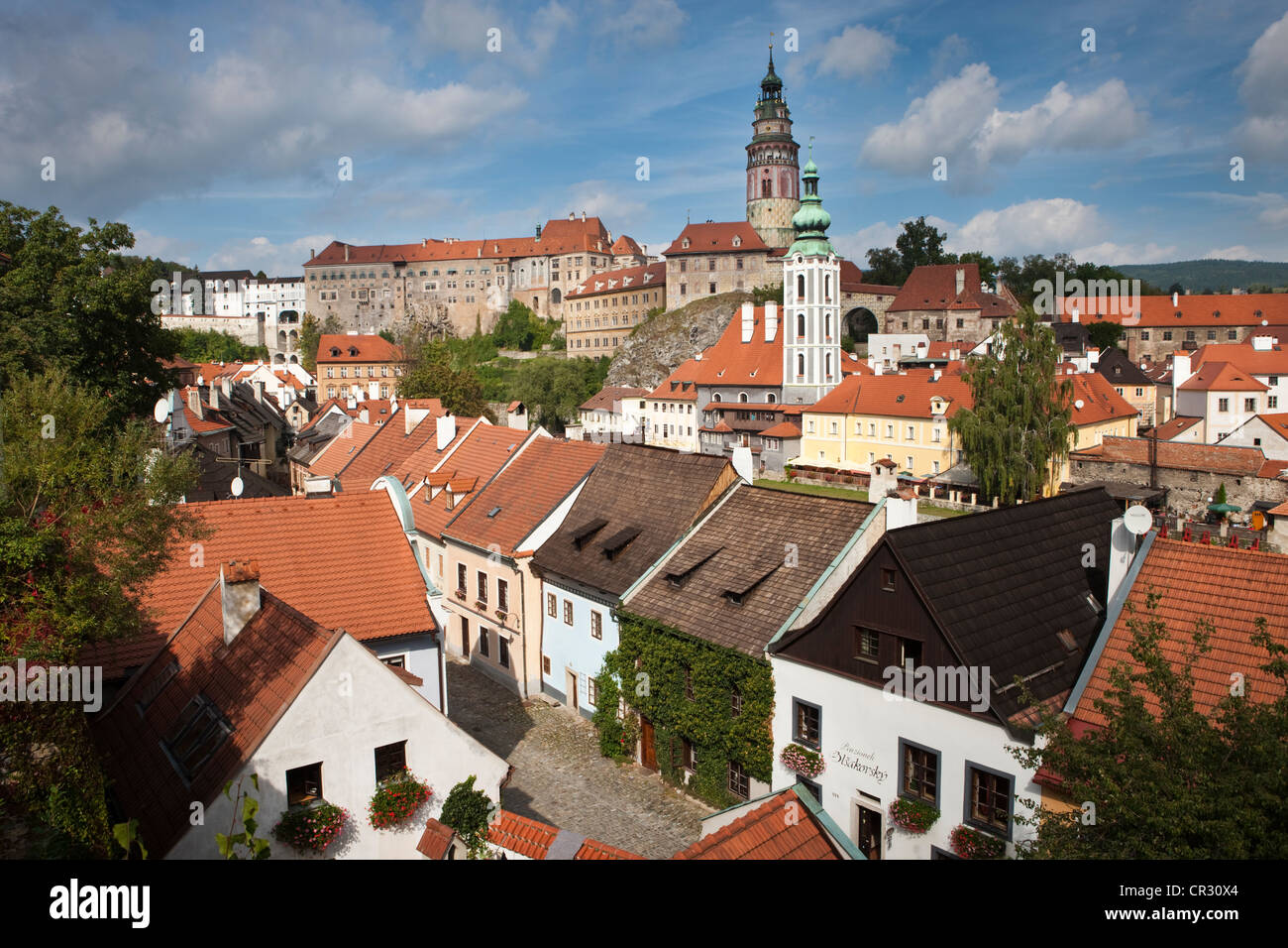 Mit Blick auf die Altstadt von Český Krumlov mit Schwarzenberg Palast oder Český Krumauer Burg und St. Stockfoto