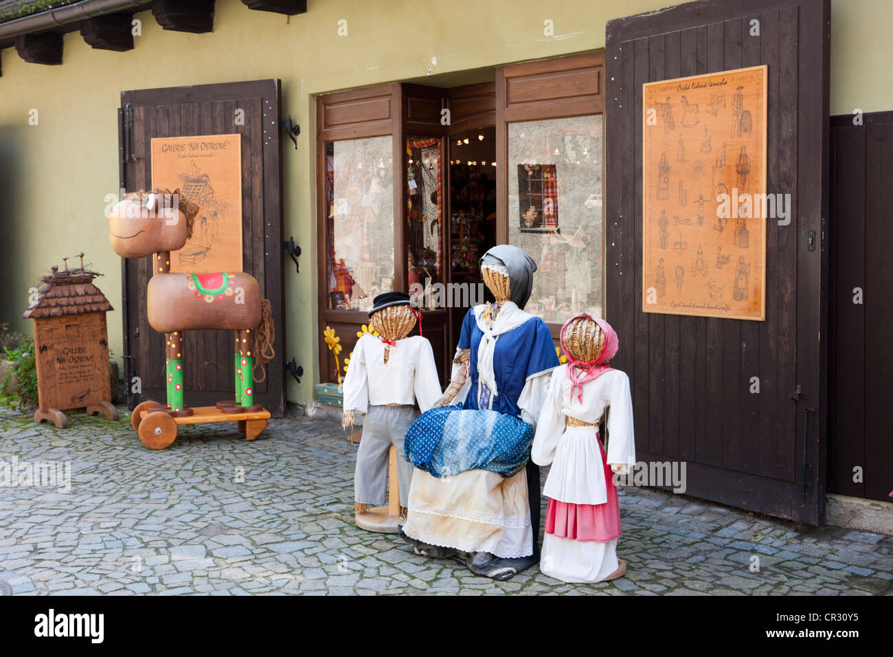 Stroh Puppen vor einem Geschäft in der Altstadt von Český Krumlov, UNESCO-Weltkulturerbe Stockfoto