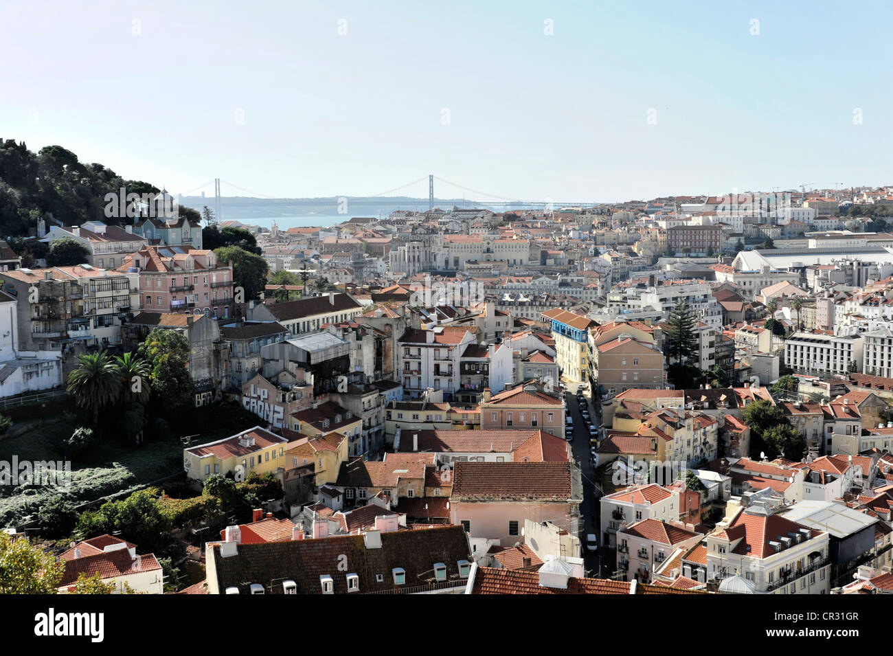 Aussichtspunkt Portas do Sol, mit Blick auf die Altstadt von Lissabon und Rio Tejo, Tejo, Lissabon, Lissabon, Portugal Stockfoto