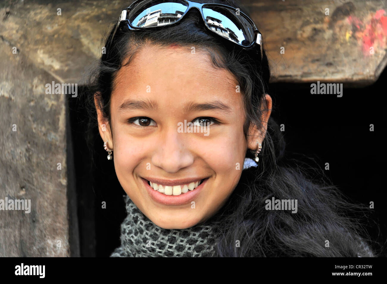 Nepali junge Frau, Porträt, Bhaktapur, UNESCO-Weltkulturerbe, Kathmandu, Kathmandu-Tal, Nepal, Asien Stockfoto