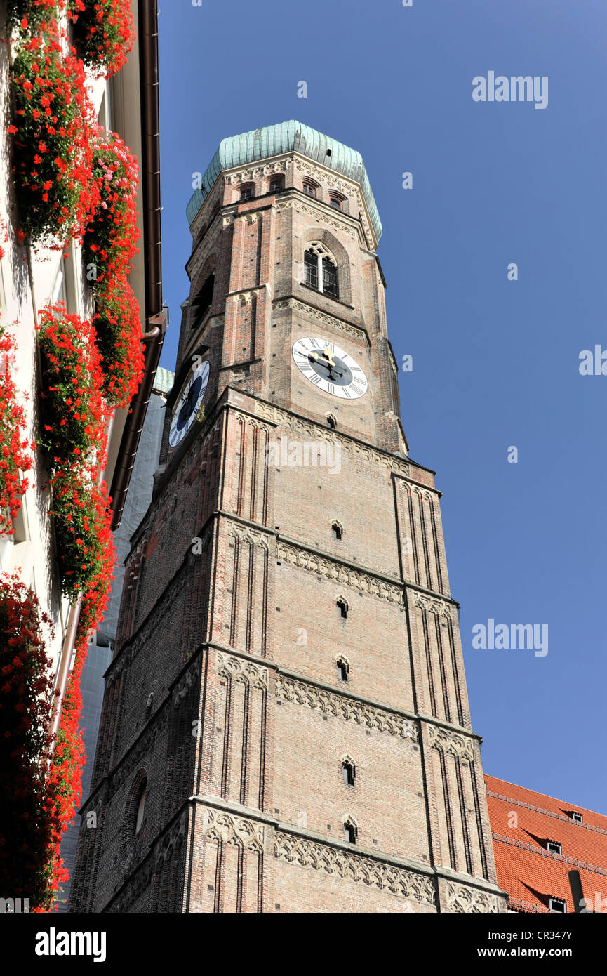 Eines der zwei Türme der Frauenkirche, Frauenkirche, München, Bayern, Deutschland, Europa Stockfoto