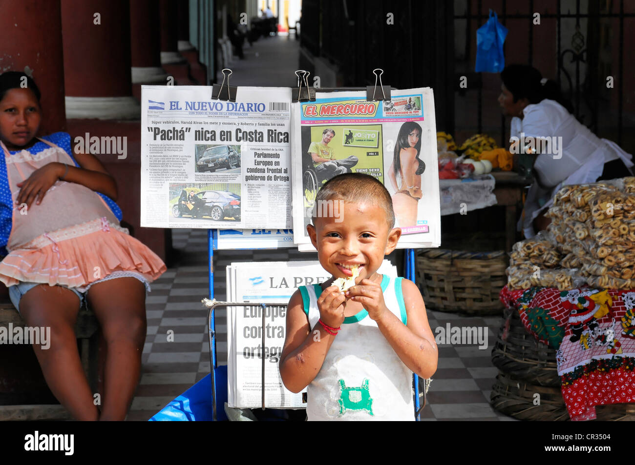 Kleiner Junge vor einem Stall, Granada, Nicaragua, Mittelamerika Stockfoto