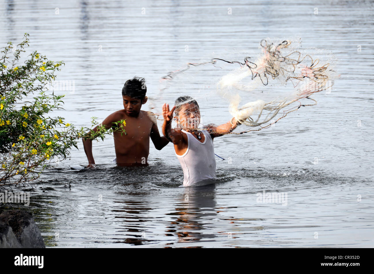 Jungen Fischen im Nicaragua-See, San Jorge, Nicaragua, Mittelamerika Stockfoto