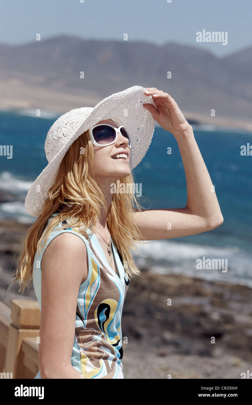 Frau mit Hut am Leuchtturm, Punta de Jandia, Puerto De La Cruz, Jandia, Fuerteventura, Kanarische Inseln, Spanien, Europa Stockfoto