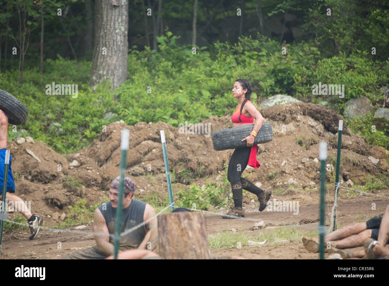 Teilnehmer des schwierigen Hindernis Trail Sprintrennen, Spartan Race in Tuxedo New York laufen im Schlamm, Feuer, springen, kriechen Stockfoto Teilnehmer des schwierigen Hindernis Trail Sprintrennen, Spartan Race in Tuxedo New York laufen im Schlamm, Feuer, springen, kriechen Stockfoto