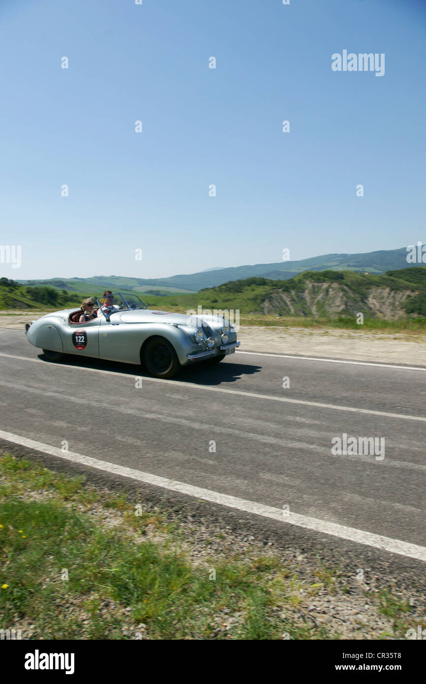 Jaguar XK 120Alu, 1949, start Nummer 122, Joel Berg, Kajsa Berg, Oldtimer-Rennen Mille Miglia oder 1000 Miglia, Radicofani Stockfoto