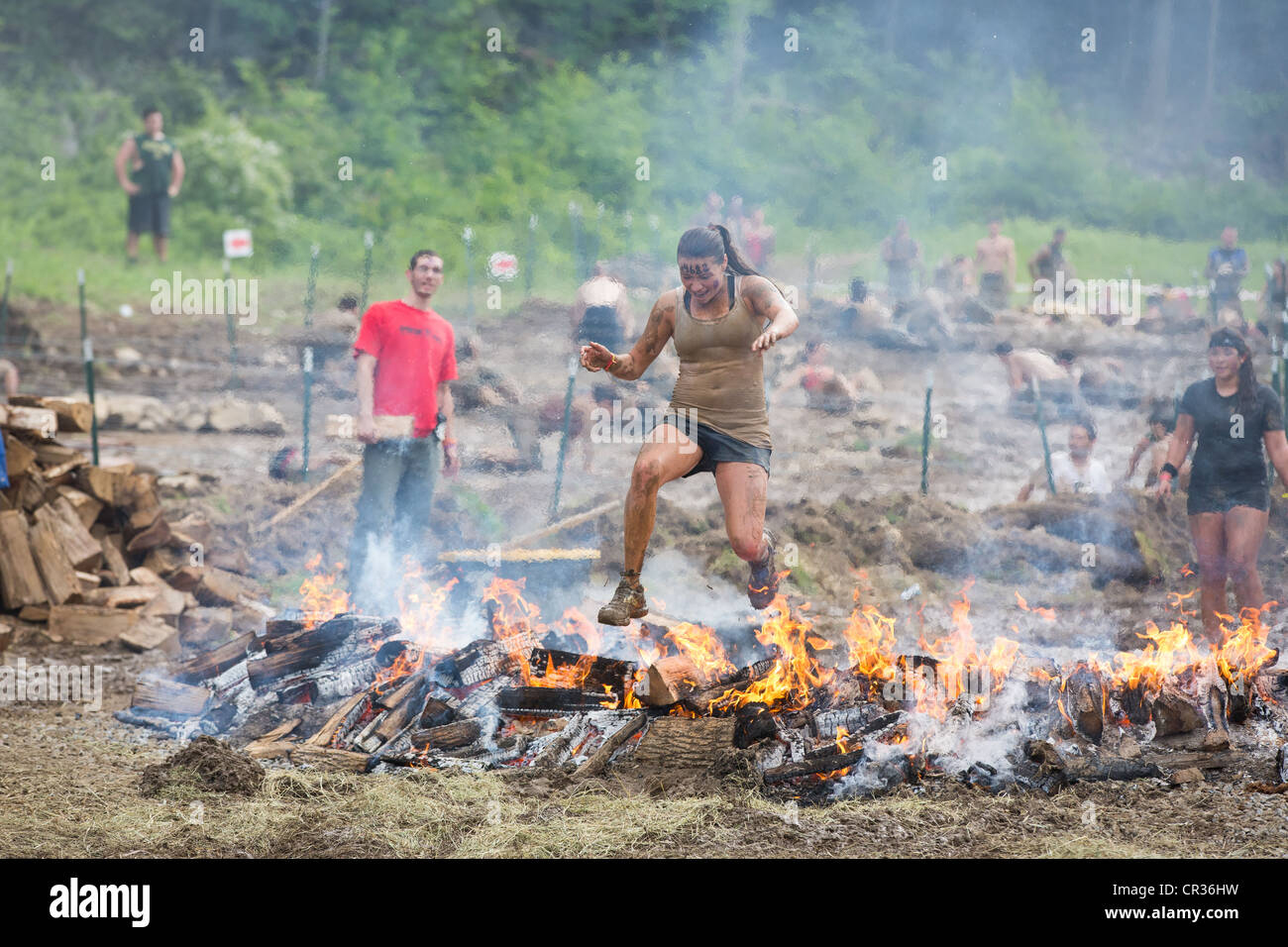 Teilnehmer des schwierigen Hindernis Trail Sprintrennen, Spartan Race in Tuxedo New York laufen im Schlamm, Feuer, springen, kriechen Stockfoto Teilnehmer des schwierigen Hindernis Trail Sprintrennen, Spartan Race in Tuxedo New York laufen im Schlamm, Feuer, springen, kriechen Stockfoto