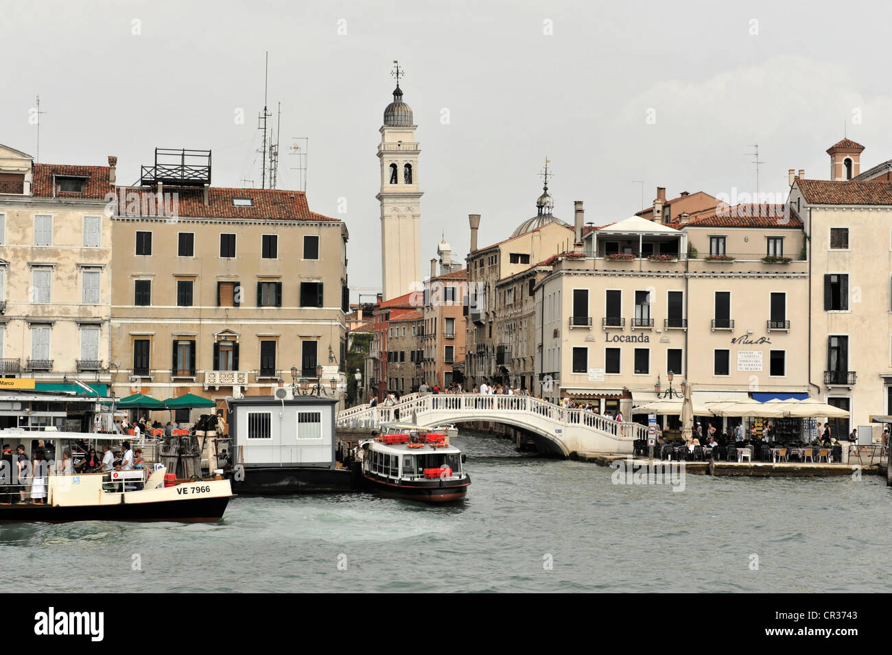 Häuser, Piers, Vaporetto-Wasserbus-Stationen, Blick vom Kanal von San Marco, Venedig, Veneto Region, Italien, Europa Stockfoto
