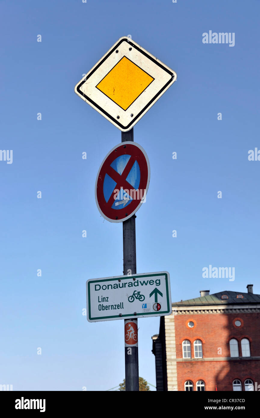 Verkehrszeichen, Wegerecht Zeichen, keine Parkplatz-Schild des Danube Fahrrad Weg, Passau, Bayern, Deutschland, Europa Stockfoto