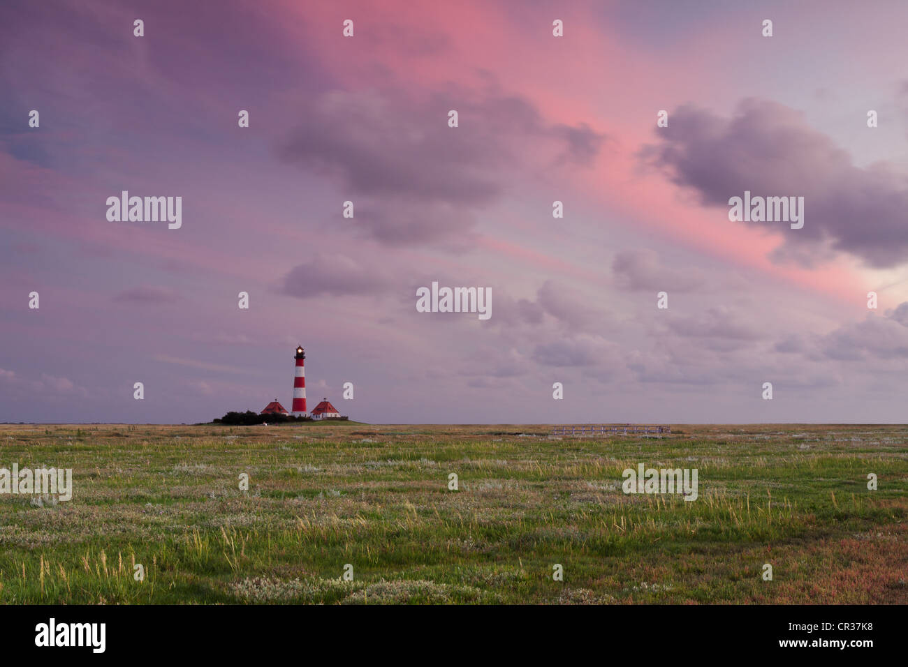 Westerhever Leuchtturm inmitten der Salzwiesen kurz vor Sonnenuntergang, Westerheversand, Kreis Nordfriesland Stockfoto