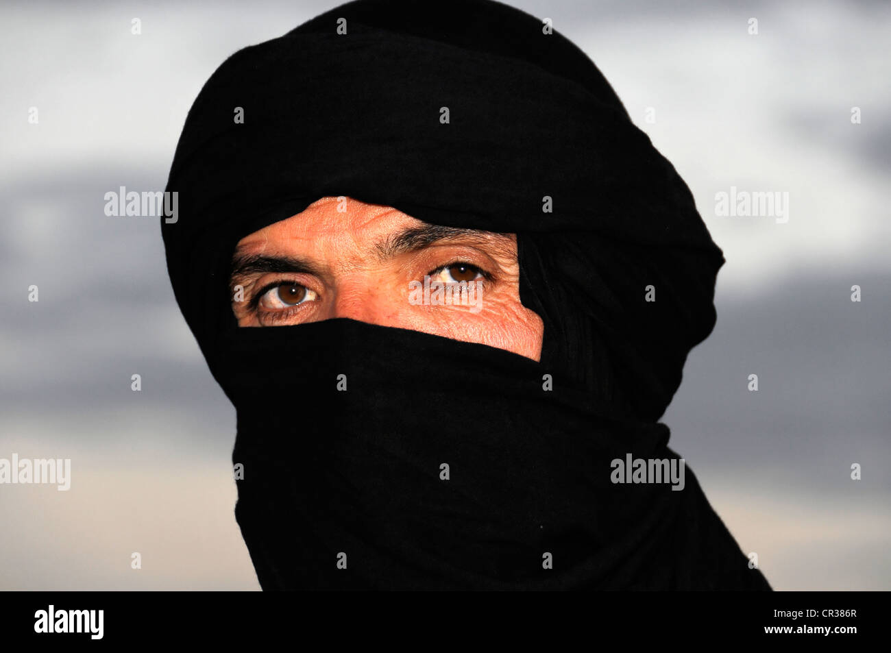 Porträt von einem Tuareg mit Turban in Erg Chebbi, Merzouga, Marokko, Afrika Stockfoto