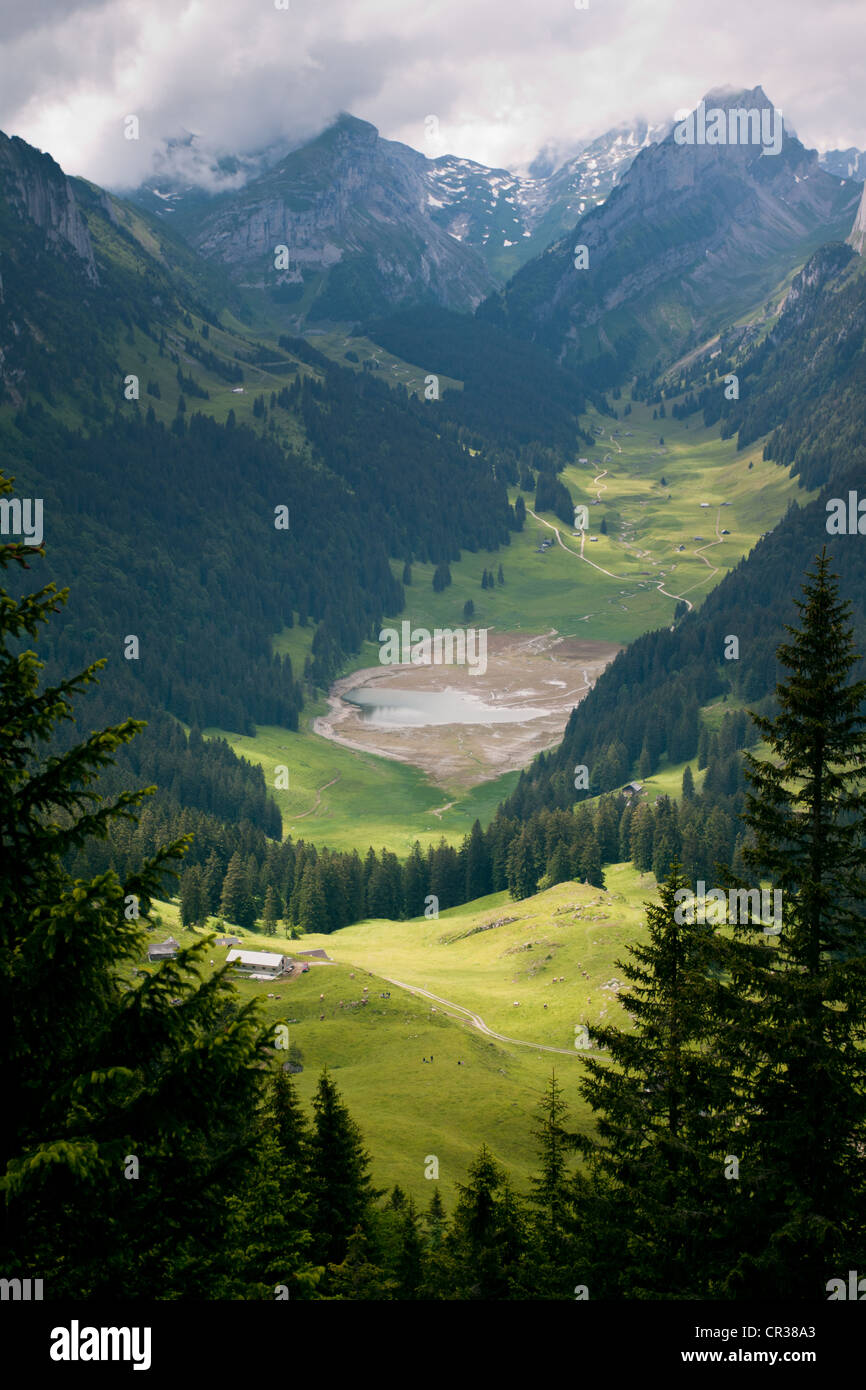 Söll Alp Alm mit Saemtisersee See hinter und Mt Hundstein, Bruelisau, Appenzell Innerrhoden oder innere Rhodos Stockfoto