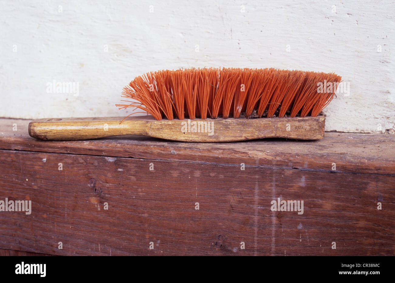 Nahaufnahme von Nylon-Handfeger mit Holzgriff, aber ohne die Kehrschaufel und sitzen auf Holz Vorsprung Stockfoto