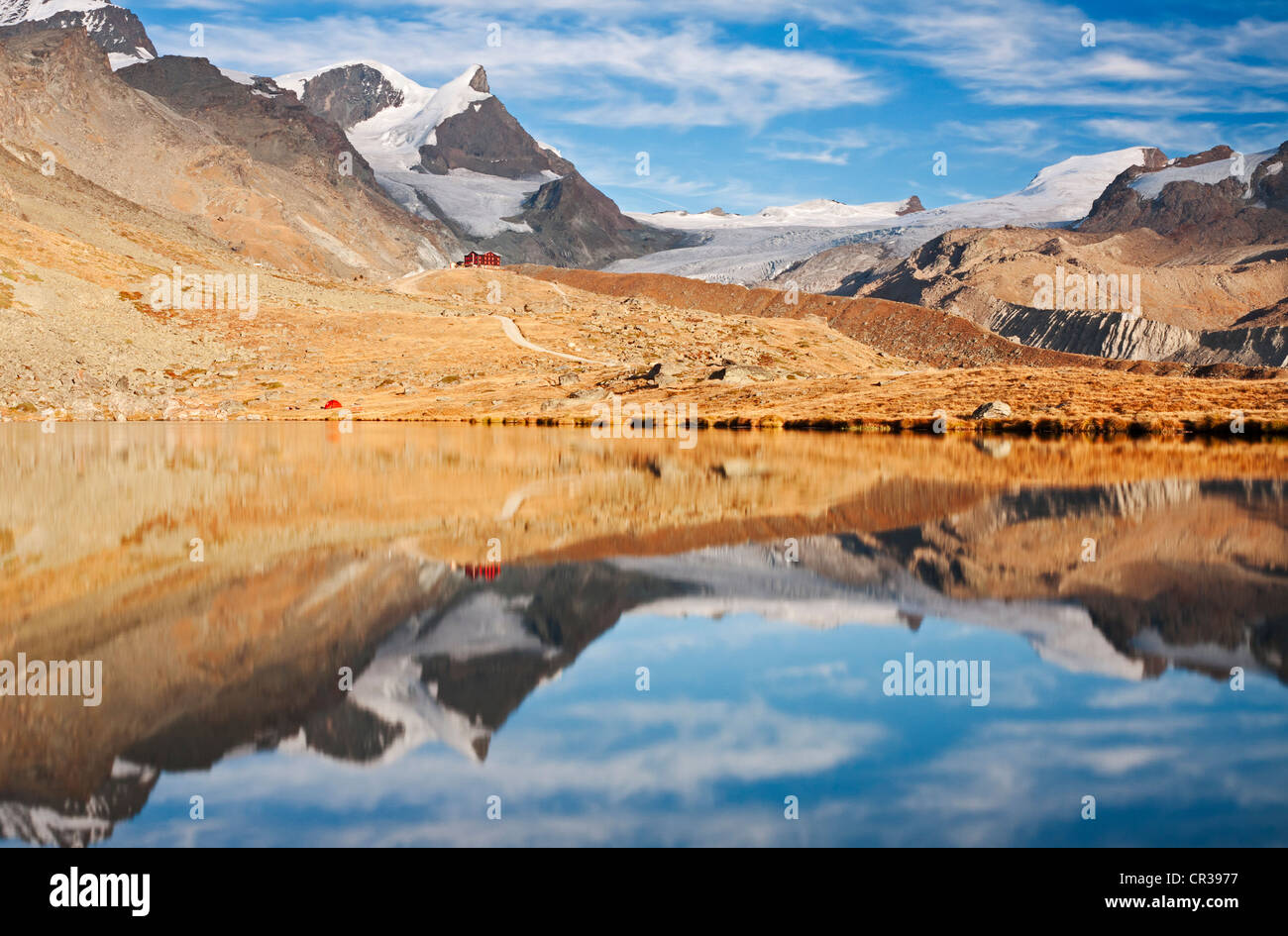 Stellisee See in der Nähe von Zermatt mit Reflexionen, Blick Richtung Fluhalp Hütte und Findelgletschers, Zermatt, Kanton Wallis, Schweiz Stockfoto
