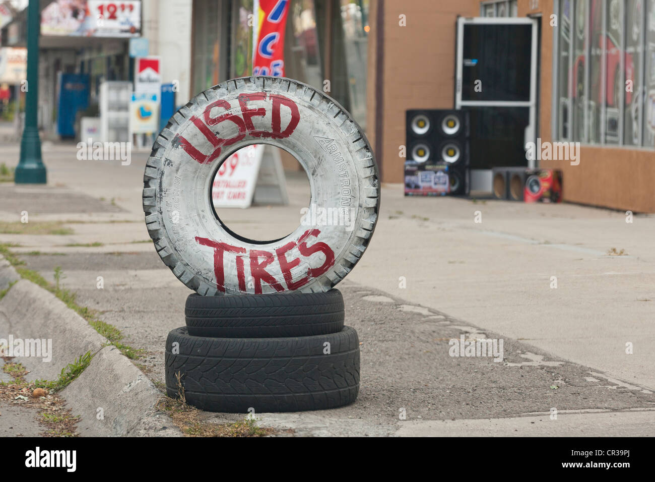 Gebrauchte Reifen anzeigen Stockfoto