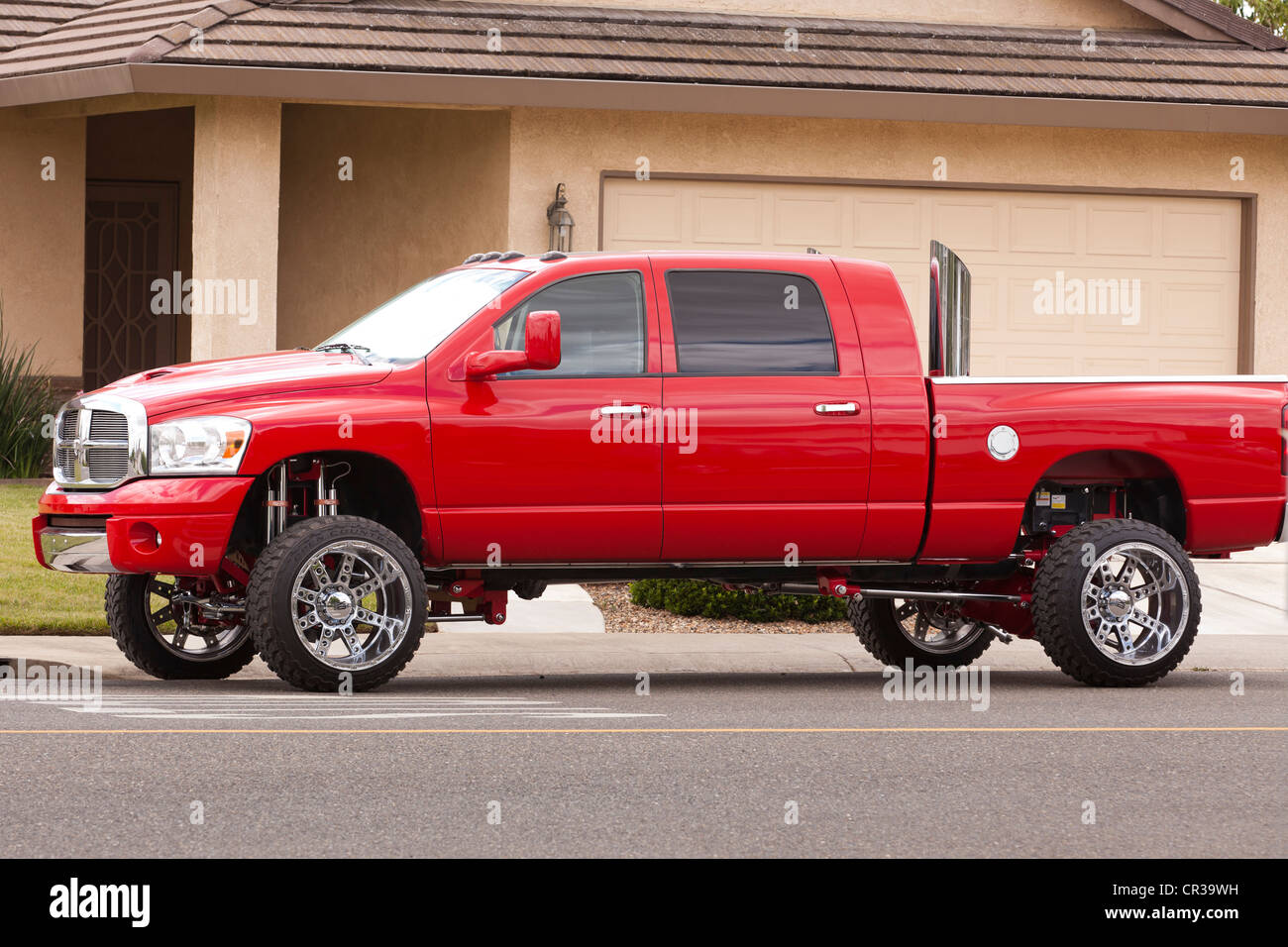 Heavy-Duty-Pickup-Truck geparkt vor Haus - Kalifornien USA Stockfoto