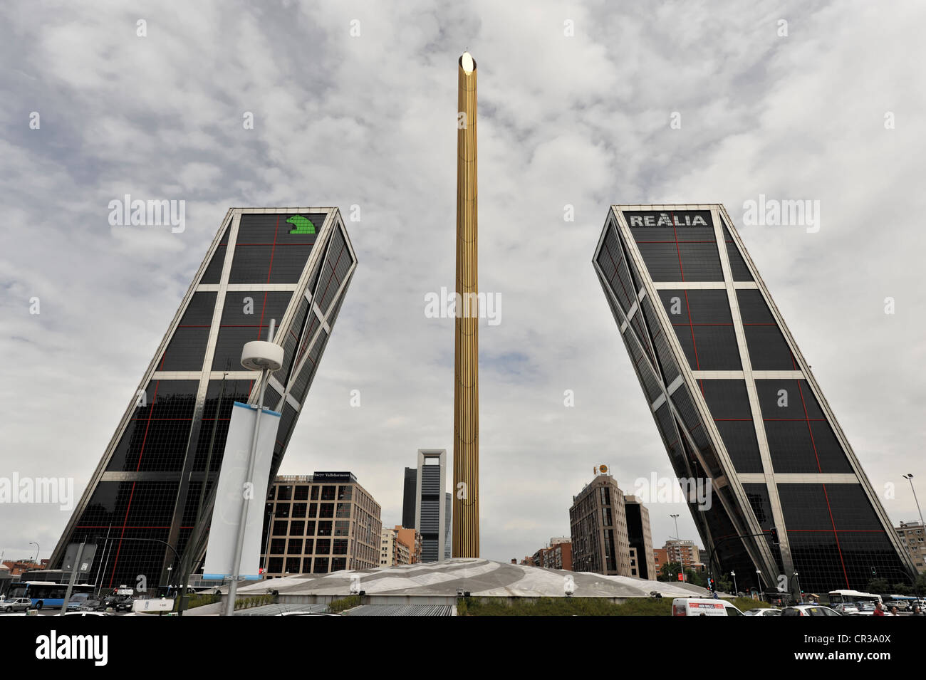 Modernen Türmen Torres Kio oder Puerta de Europa, auf dem Paseo De La Castellana, Plaza de Castilla, Madrid, Spanien, Europa Stockfoto