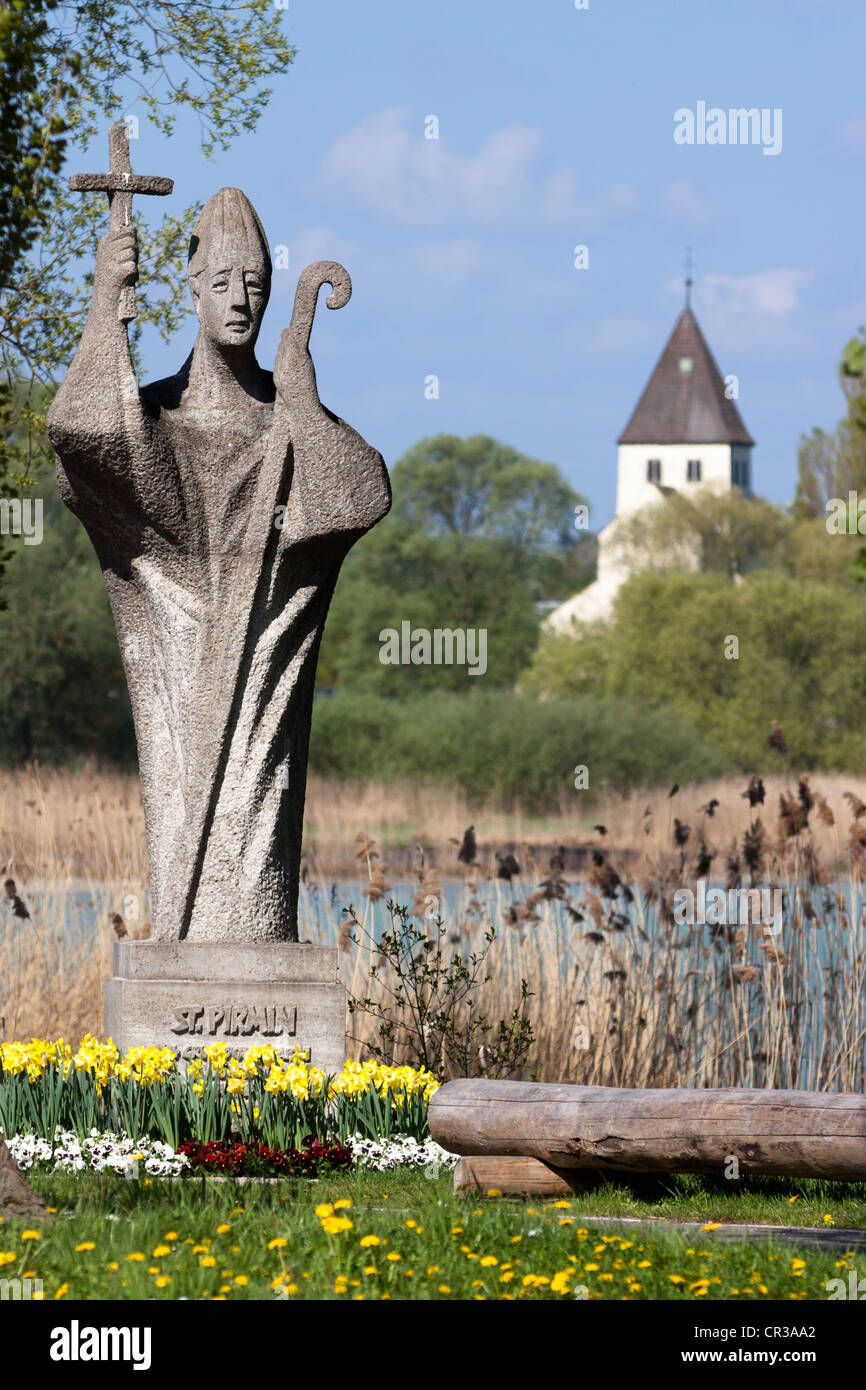 Statue von St. Pirmin am Eingang der Insel Reichenau, mit Blick auf die Kirche St. Georg, Insel Reichenau, Konstanz Bezirk Stockfoto