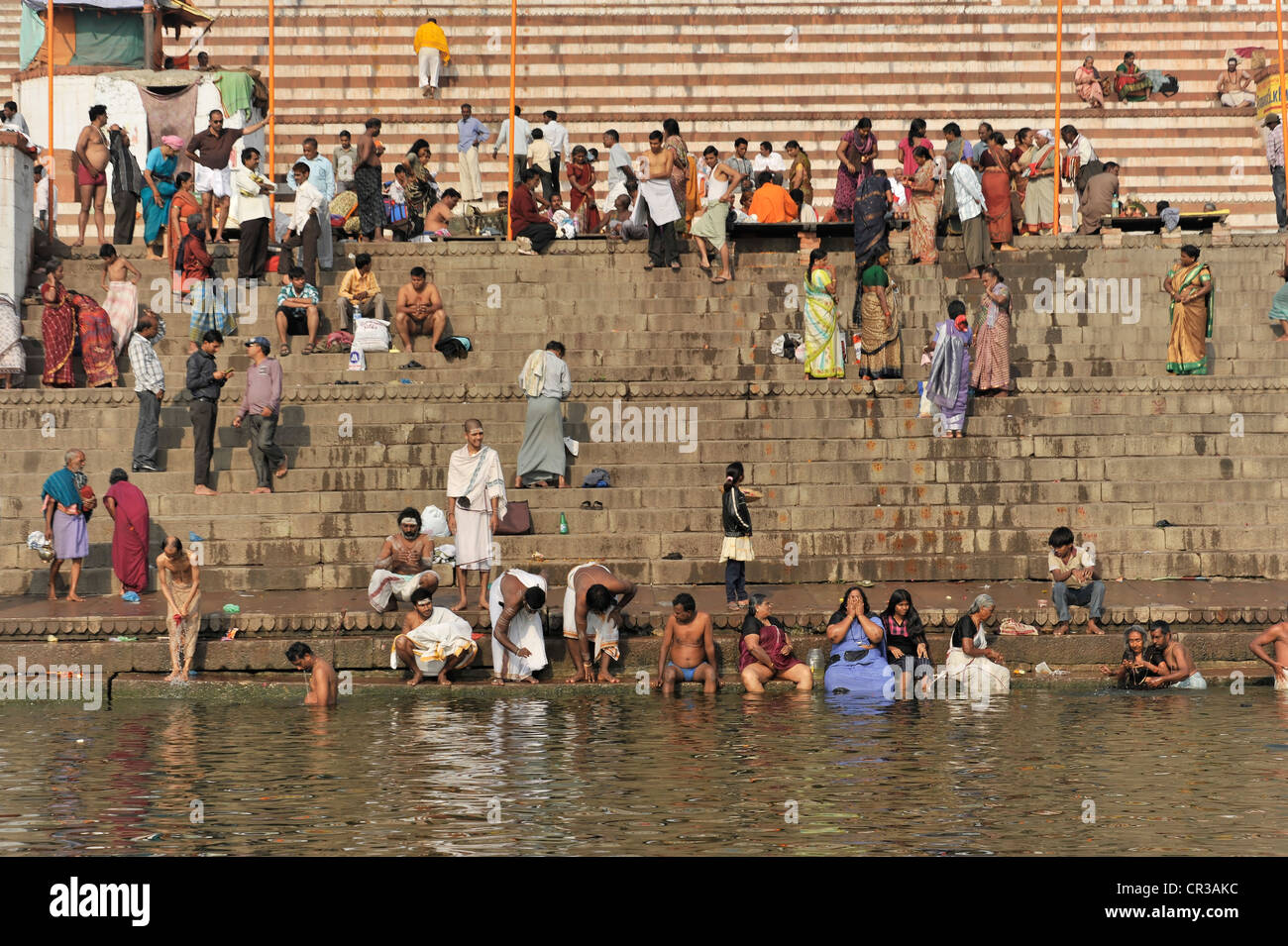 Gläubigen während die rituelle Waschung an den Ufern des Flusses Ganges in Varanasi, Benares, Uttar Pradesh, Indien, Südasien Stockfoto