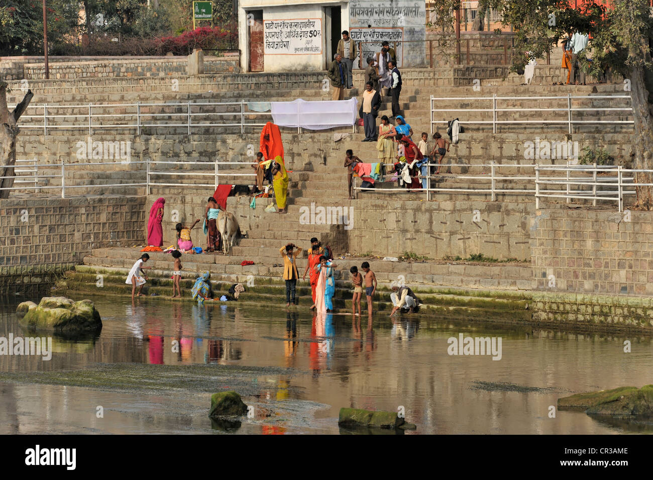 Indischen Menschen rituell waschen sich im Fluss Betwa, Orchha, Madhya Pradesh, Nordindien, Indien, Asien Stockfoto