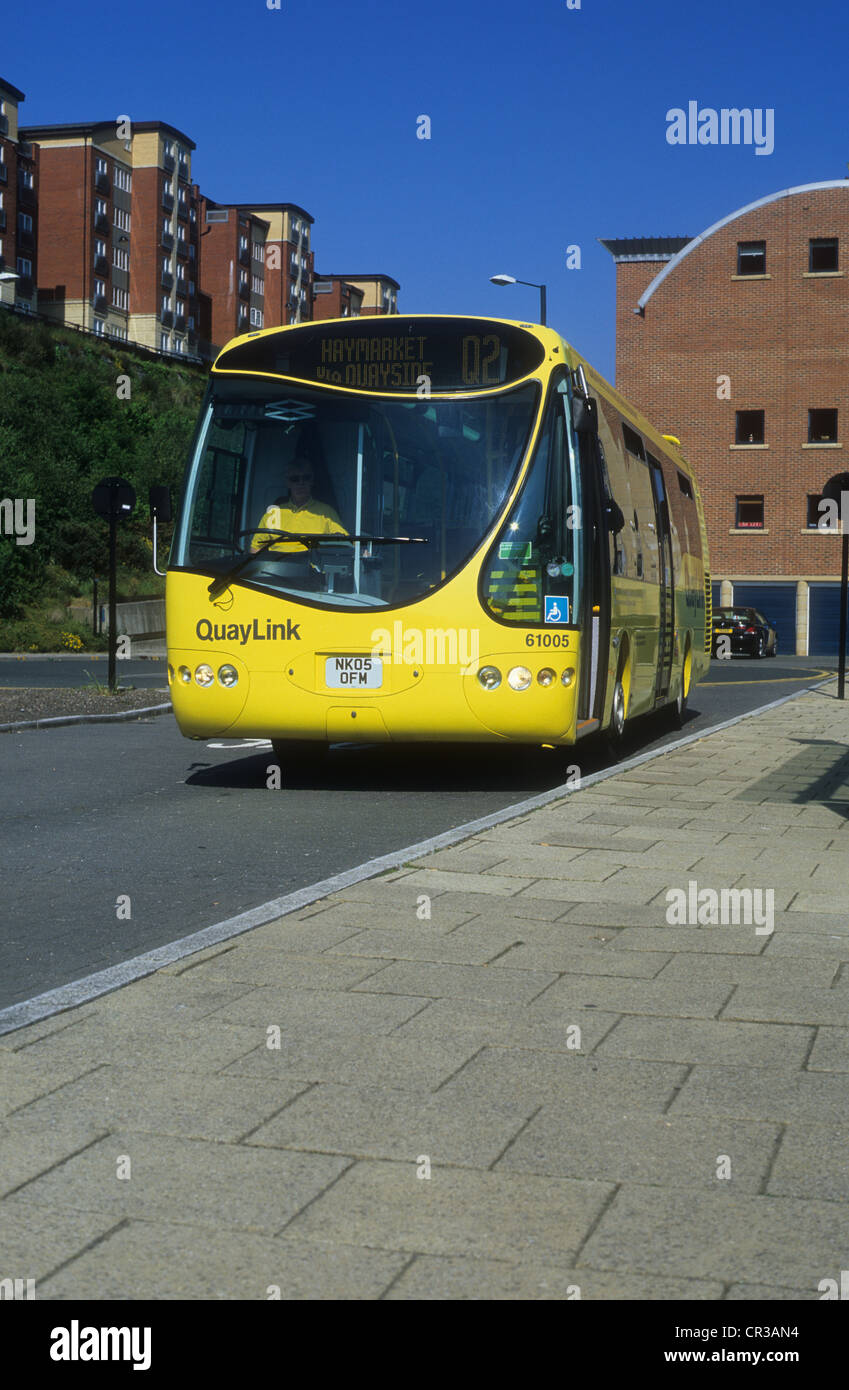 Quaylink Hybrid Electric Bus-Service verbindet Newcastle Upon Tyne und Gateshead Stadtzentren im Nordosten Englands. Stockfoto