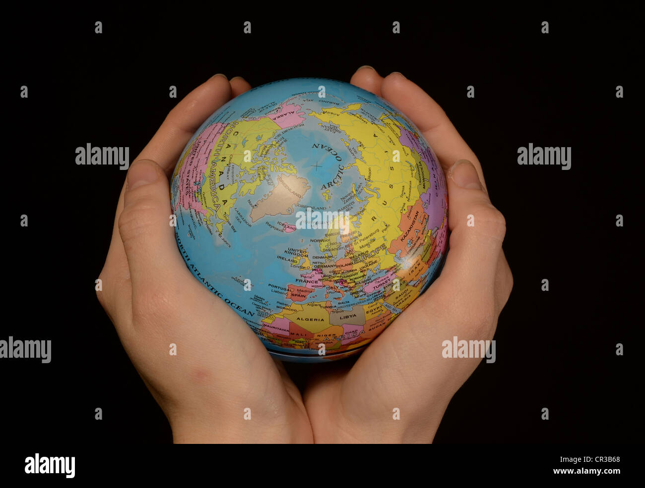 Hände halten Globus, symbolisches Bild "Rettet unsere Erde" Stockfoto